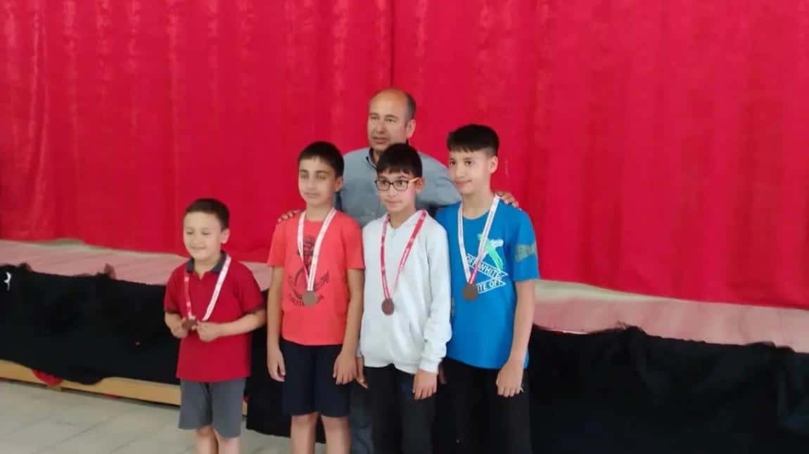 Mavi Yeşil Okullar Projesi Kapsamında Düzenlenen Satranç Turnuvasında Dereceye Giren Öğrencilerimizi Tebrik Ederiz.