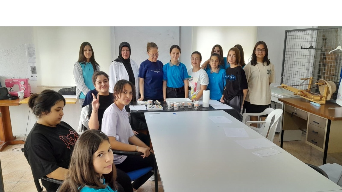 Minik Eller Projesi Kapsamında Öğrencilerimiz Halk Eğitim Merkezinde Ebru Kursuna Katıldılar.